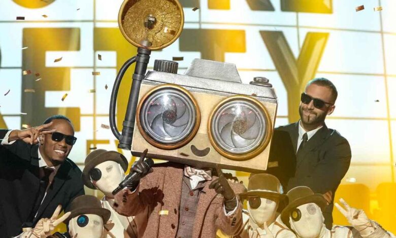 The Masked Singers Paparazzo Got Vocal Coaching From His Famous Girlfriend 1